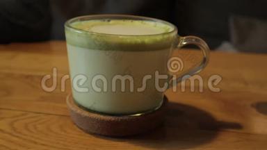 餐厅或咖啡厅的杯中抹茶绿茶车床。 健康饮品